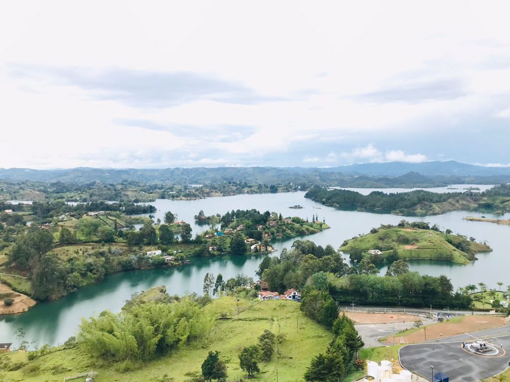 Mountains and a dam in Guatapé y el peñol
